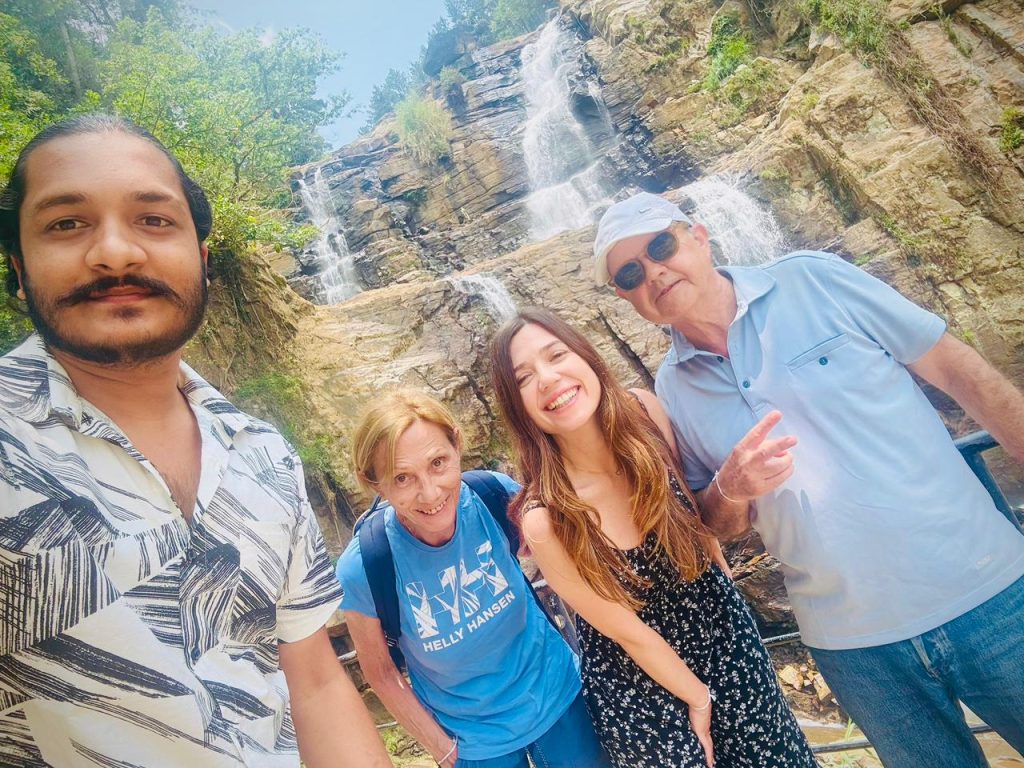 Travellers enjoying private tour moments in Sri Lanka with Olanka Tours