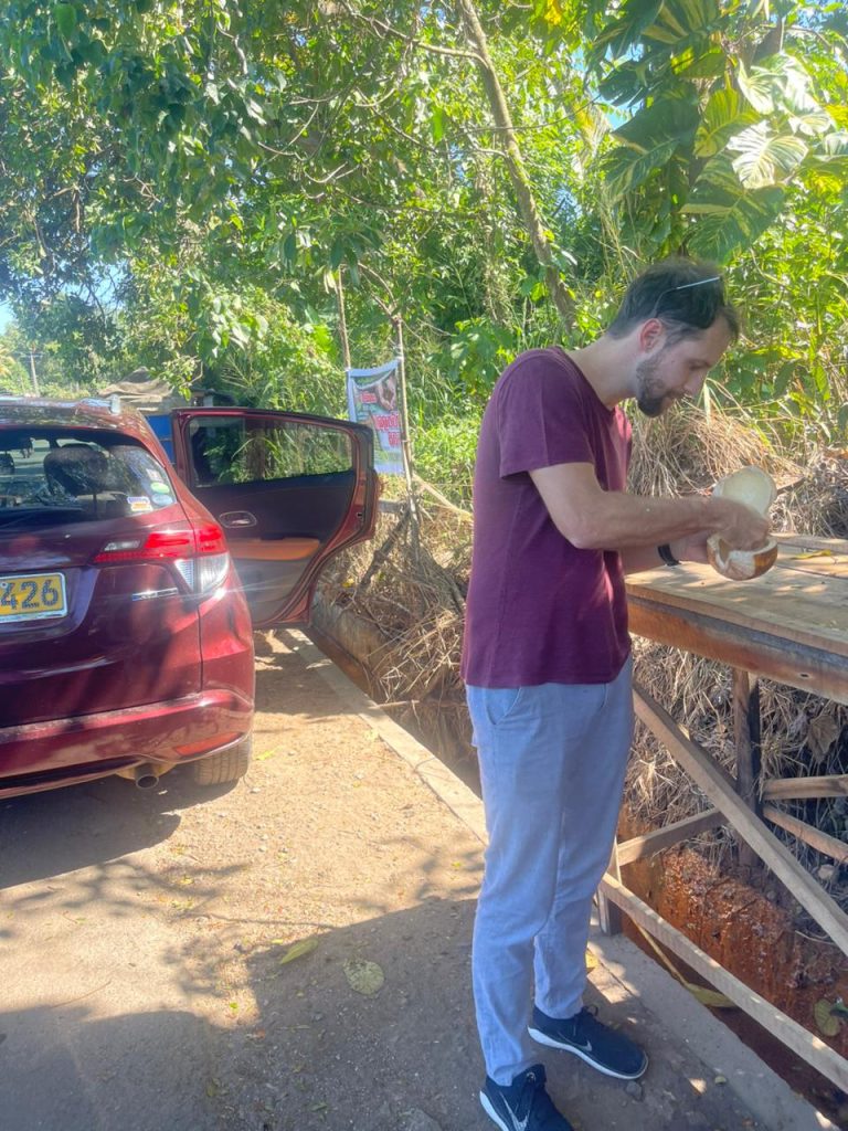 Travellers enjoying private tour moments in Sri Lanka with Olanka Tours