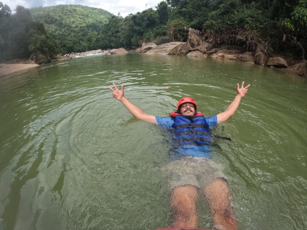 Travellers enjoying private tour moments in Sri Lanka with Olanka Tours