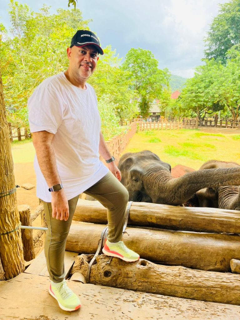 Happy travellers on a personalized Sri Lanka journey with Olanka Tours